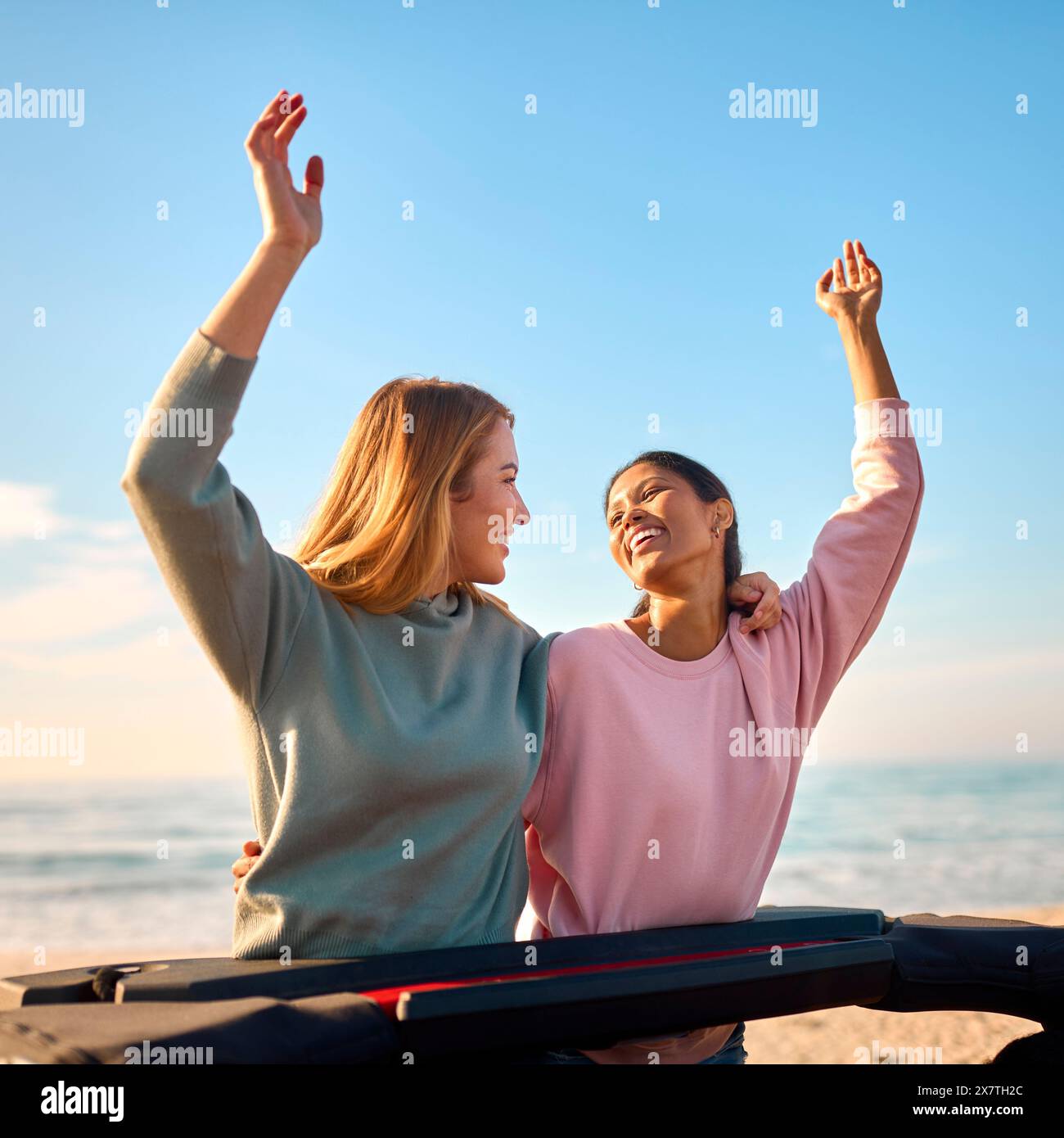 Zwei Frauen Im Urlaub Mit Dem Auto Fahren Auf Einem Roadtrip Abenteuer Zum Strand Stehend Durch Das Dach Stockfoto