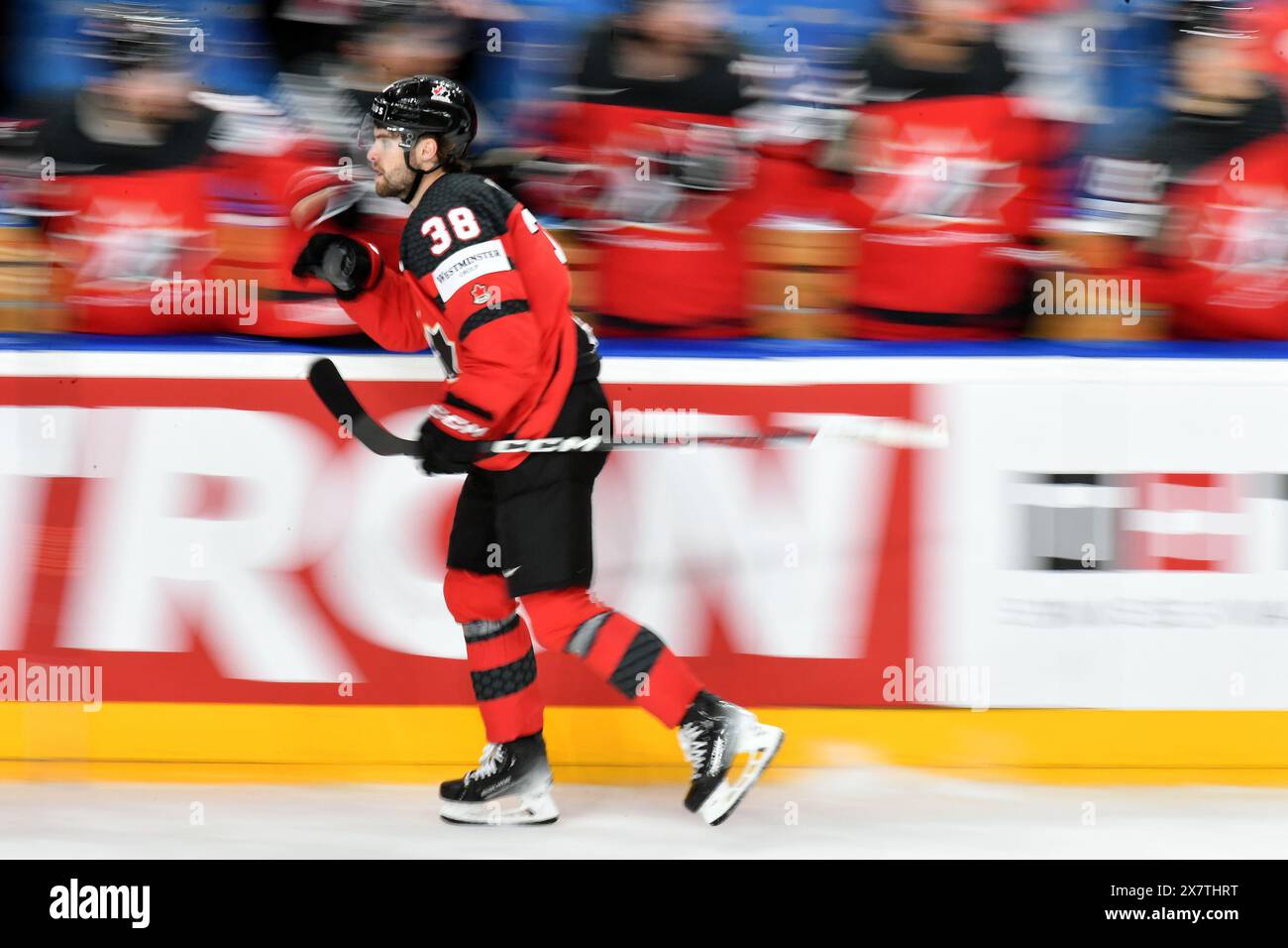 Prag, Tschechische Republik. Mai 2024. BRANDON HAGEL aus Kanada feiert nach einem Torschuss während des IIHF Eishockey-Weltmeisterschaftsspiels 2024 zwischen Kanada und Tschechien in der O2 Arena in Prag, Tschechien, am 21. Mai 2024. (Kreditbild: © Slavek Ruta/ZUMA Press Wire) NUR REDAKTIONELLE VERWENDUNG! Nicht für kommerzielle ZWECKE! Stockfoto