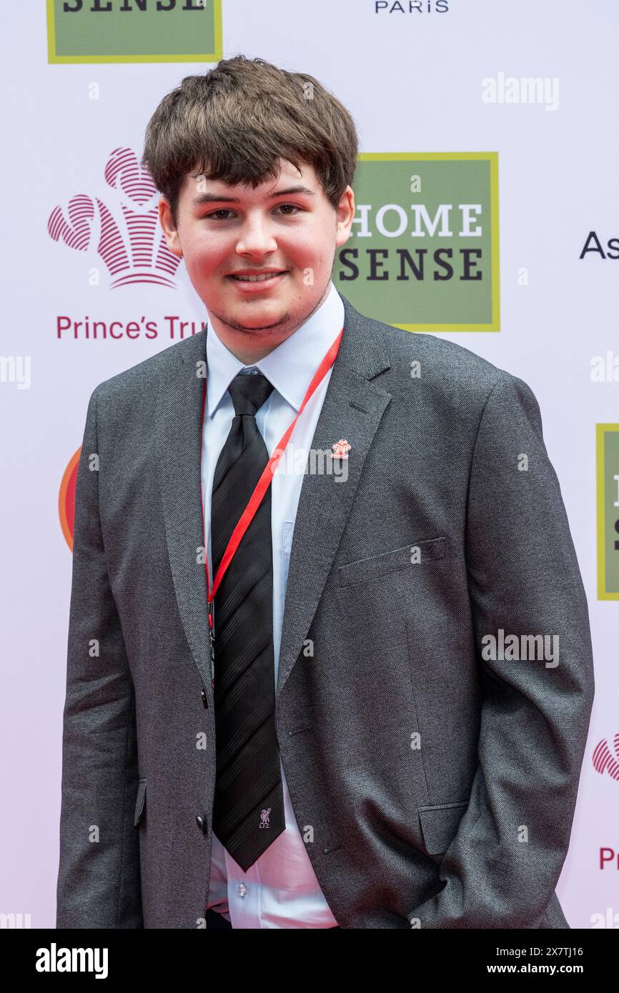 London, Großbritannien. 21. Mai 2024. Rhys – Gewinner des Ascential Education Award (Nordwales) kommt für den Prince’s Trust und den TK Maxx & Homesense Award im Theatre Royal Drury Lane. Die Auszeichnung ehrt und würdigt die Erfolge derjenigen, die vom Trust unterstützt wurden, und derjenigen, die sie unterstützen, in Großbritannien und auf der ganzen Welt. Die Zeremonie, die jetzt in ihrem 20. Jahr stattfindet, beleuchtet die inspirierenden Geschichten junger Menschen, Freiwilliger und derer, die ihre breiteren Gemeinschaften unterstützen. Im nächsten Jahr werden die Preise zu den King’s Trust Awards. Quelle: Stephen Chung / Alamy Live News Stockfoto