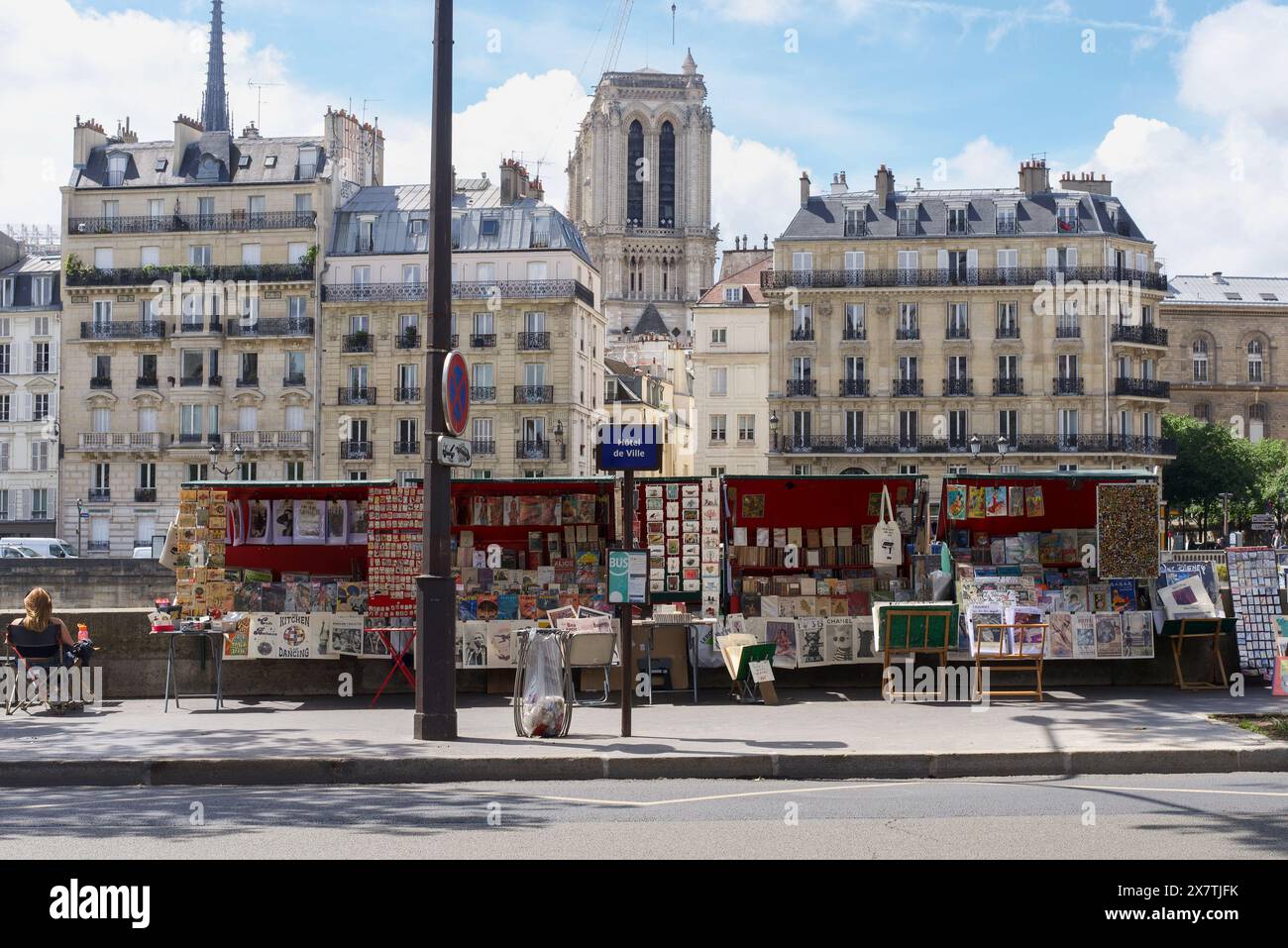 Pariser Bücherei (Bouquiniste) entlang der seine. Der Stand bietet eine vielfältige Sammlung von neuen und gebrauchten Büchern, Vintage-Plakaten und Souvenirs. Notre Dame Stockfoto