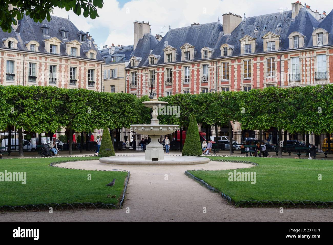 Paris, Frankreich 05.16.2024 Brunnen am Place de Vosges (Place Royale), die Gäste entspannen sich an einem warmen Frühlingstag Stockfoto