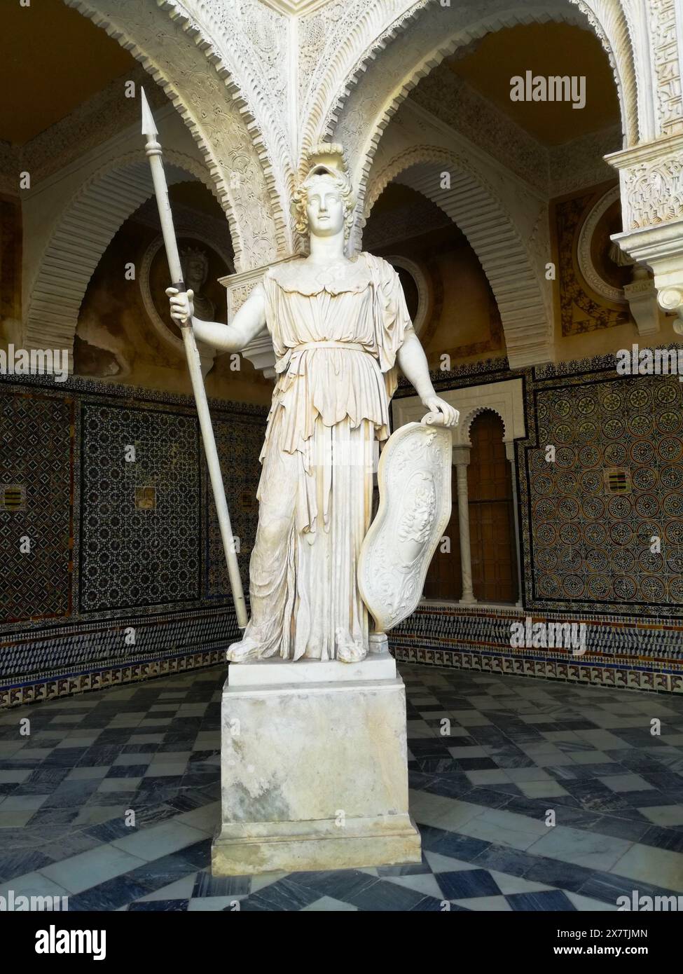 Pallas Athena Statue im Innenhof des Mudéjar-Palastes Casa de Pilatos aus dem 16. Jahrhundert in Sevilla, Andalusien, Spanien Stockfoto