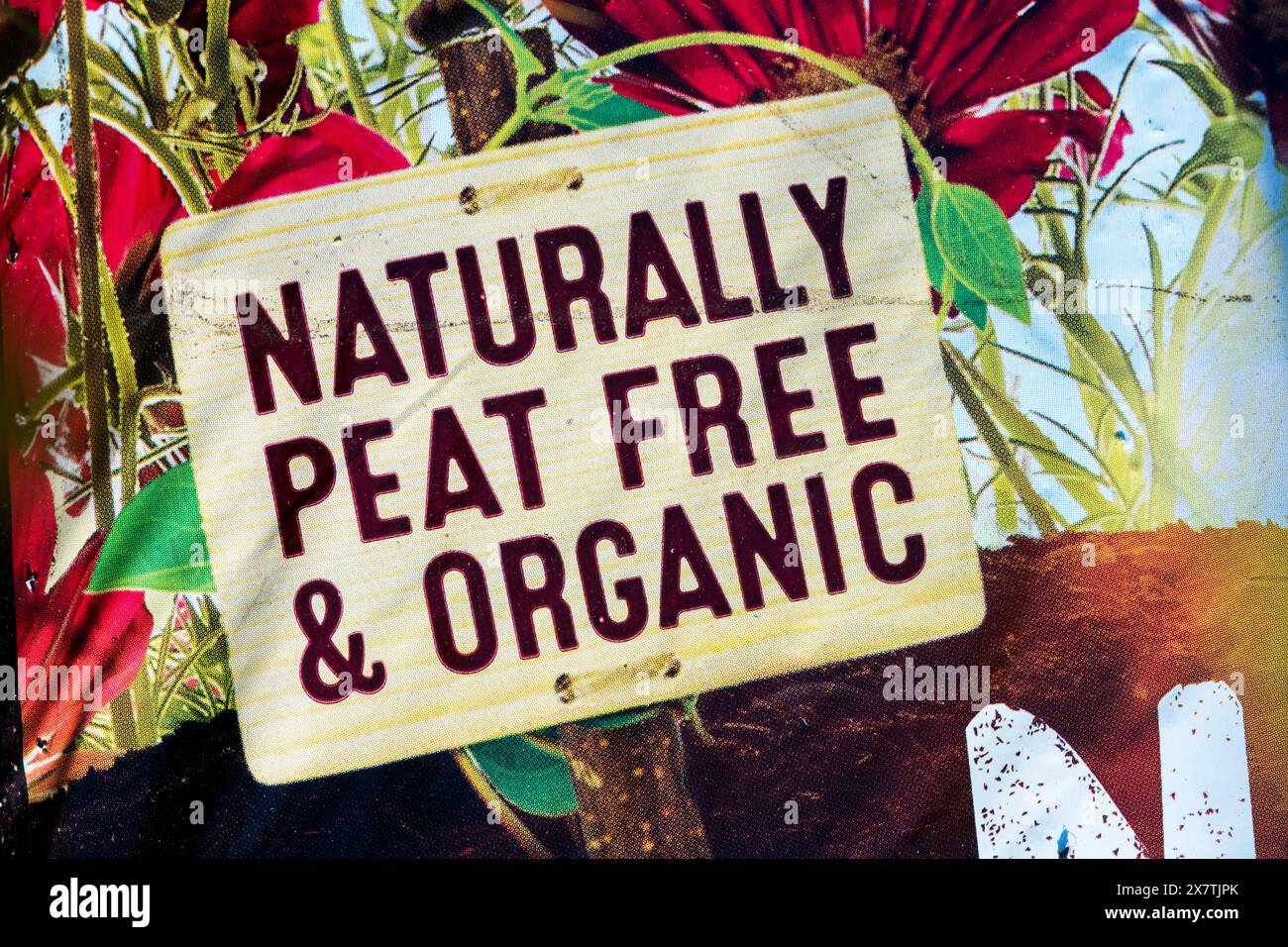 Etikett „Natürlich torffrei“ und „Bio“ auf einem Beutel kommerziellen Gartenkompost. Stockfoto