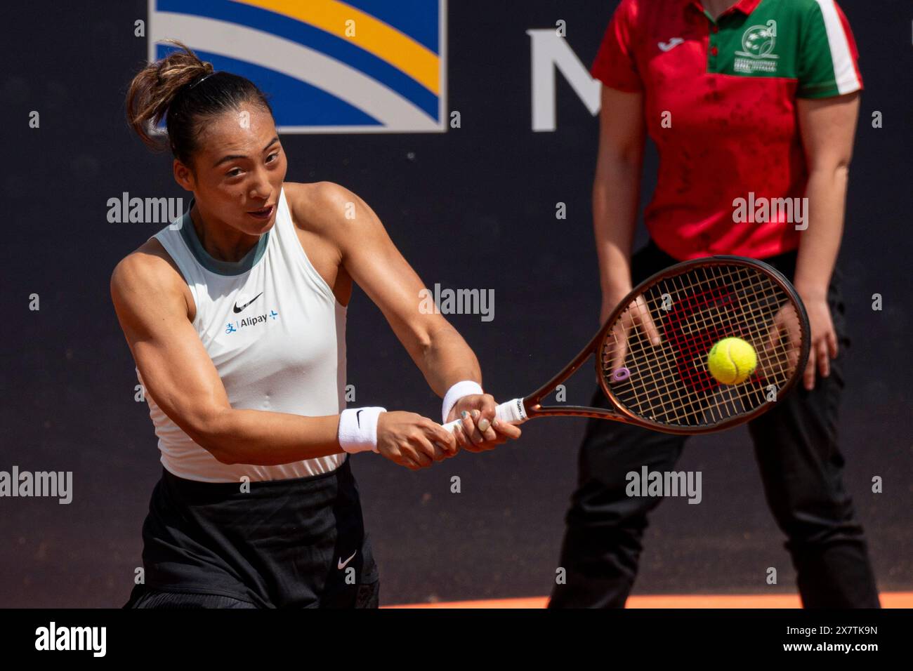 Rom, Italien. Mai 2024. Qinwen Zheng aus China im Kampf gegen Naomi Osaka aus Japan in der vierten Runde am Tag Acht des Internazionali BNL D’Italia 2024 im Foro Italico in Rom, Italien. Qinwen Zheng gewann gegen Naomi Osaka 6:2 4 Credit: SOPA Images Limited/Alamy Live News Stockfoto