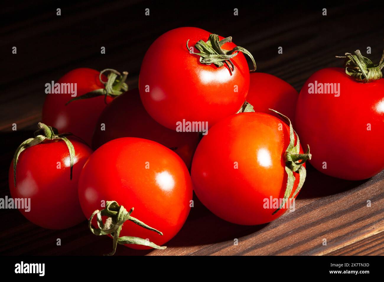Kirschtomate auf Holz Hintergrund Draufsicht Stockfoto