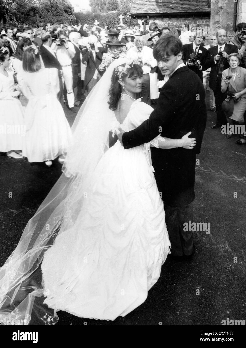 YACHTSWOMAN TRACEY EDWARDS HEIRATET SIMON LAWRENCE IN HAMBLE, 1990 PIC MIKE WALKER 1990 Stockfoto