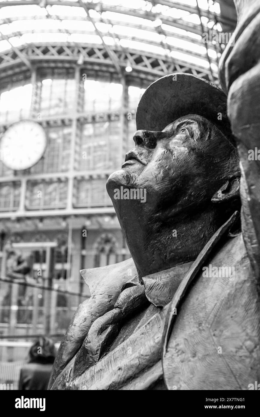 Sir John Betjemans Statue am Bahnhof St. Pancras, London Stockfoto