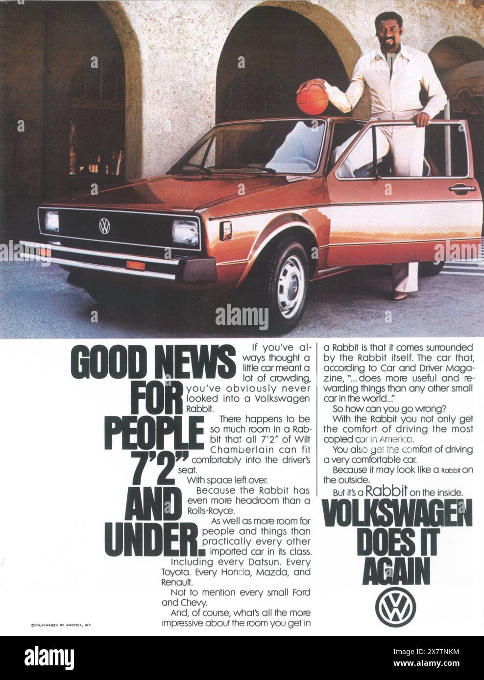 1979 Volkswagen Rabbit Werbespot mit Wilt Chamberlain – „Gute Neuigkeiten für Menschen unter 7'2''“ Stockfoto