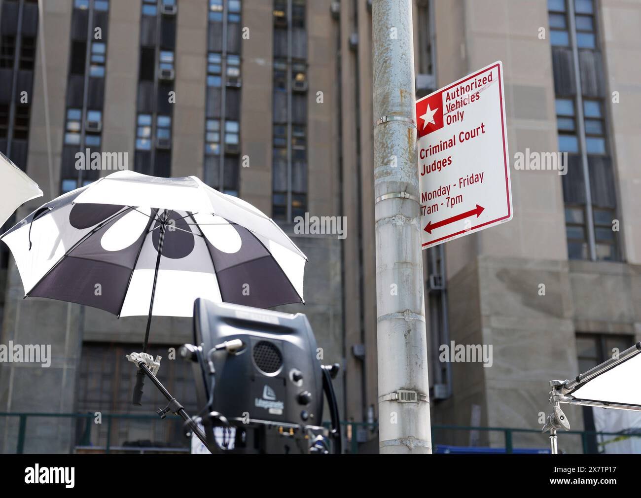 New York, Usa. Mai 2024. Außerhalb des Gerichtsgebäudes werden Medienlager eingerichtet, in denen der Fall des Schweigegeldes des ehemaligen Präsidenten Donald Trump am Dienstag, den 21. Mai 2024, auf abschließende Argumente vor dem Manhattan Criminal Court in New York vorbereitet wird. Donald Trumps Verteidigung hat ihren Fall heute Morgen stillgelegt, nachdem er nur zwei Zeugen im kriminellen Schweigegeldprozess des ehemaligen Präsidenten angerufen hatte. Foto: John Angelillo/UPI Credit: UPI/Alamy Live News Stockfoto