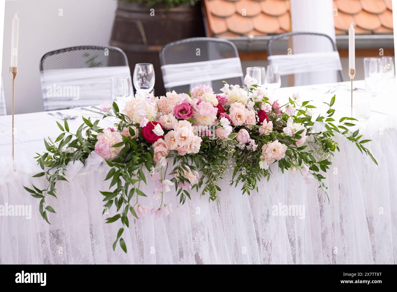 Hochzeitstisch mit rosa Blumen Stockfoto
