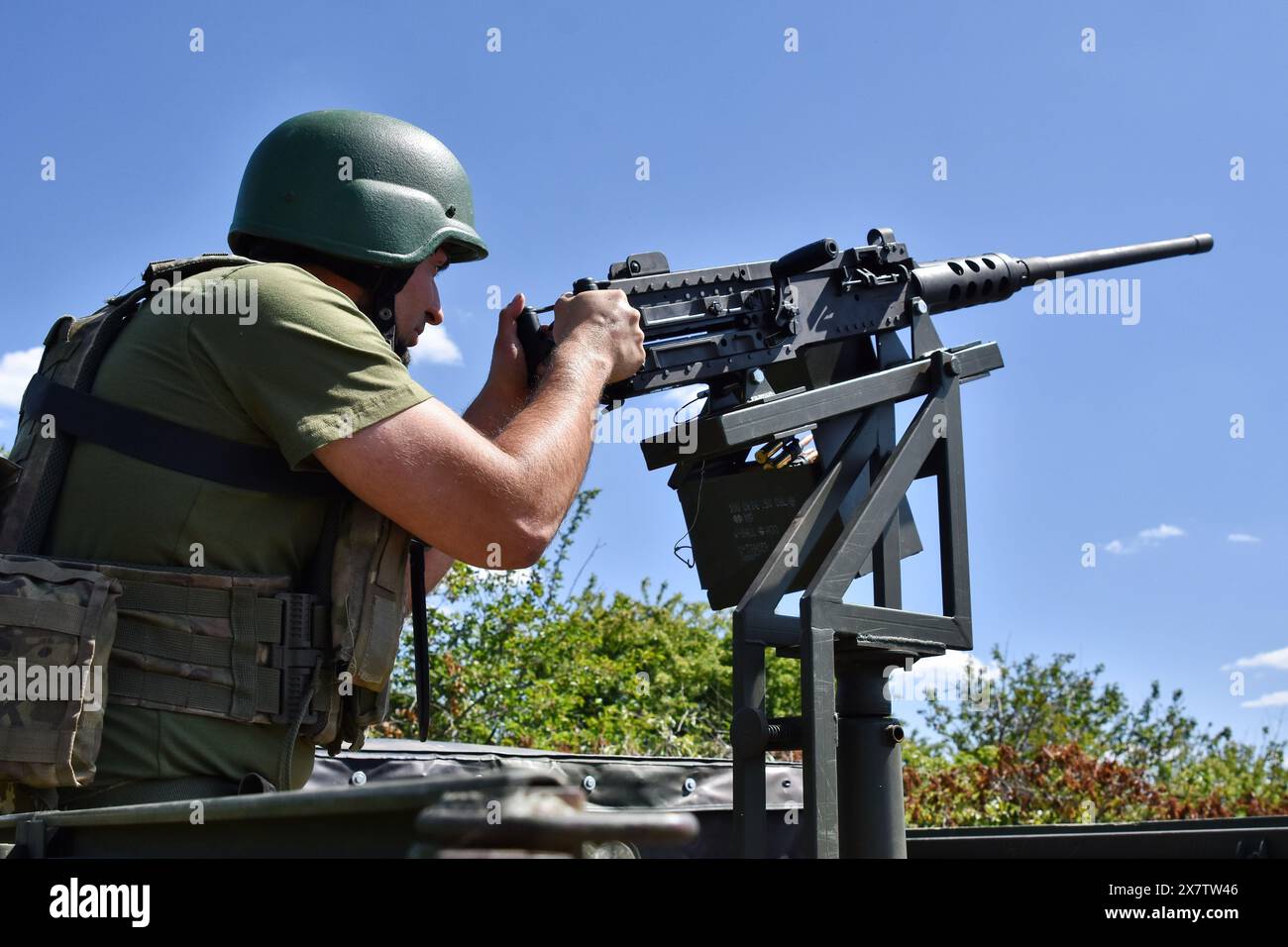 Ein ukrainischer Soldat der mobilen Luftverteidigungseinheit der 141. Infanterie-Brigade der Ukraine mit dem schweren Maschinengewehr Browning M2 im Dienst in der Region Zaporischschschi. Die Effektivität der russischen Raketenangriffe auf die Ukraine hat in letzter Zeit einen dramatischen Anstieg erfahren, da die Munition der Ukraine für ihre Luftabwehrsysteme aufgrund verzögerter Hilfen schrumpfte. Russland hat seine Bombardierung verstärkt und mehr ballistische Raketen eingesetzt, um den Mangel an Munition der Ukraine für seine patriotischen Luftabwehrsysteme auszunutzen. Russland nutzt die billig produzierten Drohnen oft, um die Luftverteidigung zu testen, bevor es sein Multi-Millio-System startet Stockfoto