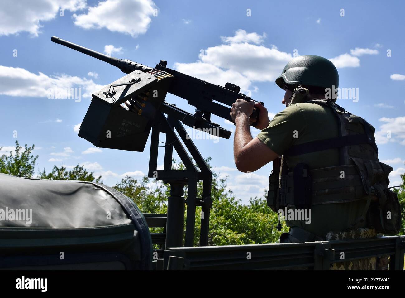 Ein ukrainischer Soldat der mobilen Luftverteidigungseinheit der 141. Infanterie-Brigade der Ukraine mit dem schweren Maschinengewehr Browning M2 im Dienst in der Region Zaporischschschi. Die Effektivität der russischen Raketenangriffe auf die Ukraine hat in letzter Zeit einen dramatischen Anstieg erfahren, da die Munition der Ukraine für ihre Luftabwehrsysteme aufgrund verzögerter Hilfen schrumpfte. Russland hat seine Bombardierung verstärkt und mehr ballistische Raketen eingesetzt, um den Mangel an Munition der Ukraine für seine patriotischen Luftabwehrsysteme auszunutzen. Russland nutzt die billig produzierten Drohnen oft, um die Luftverteidigung zu testen, bevor es sein Multi-Millio-System startet Stockfoto