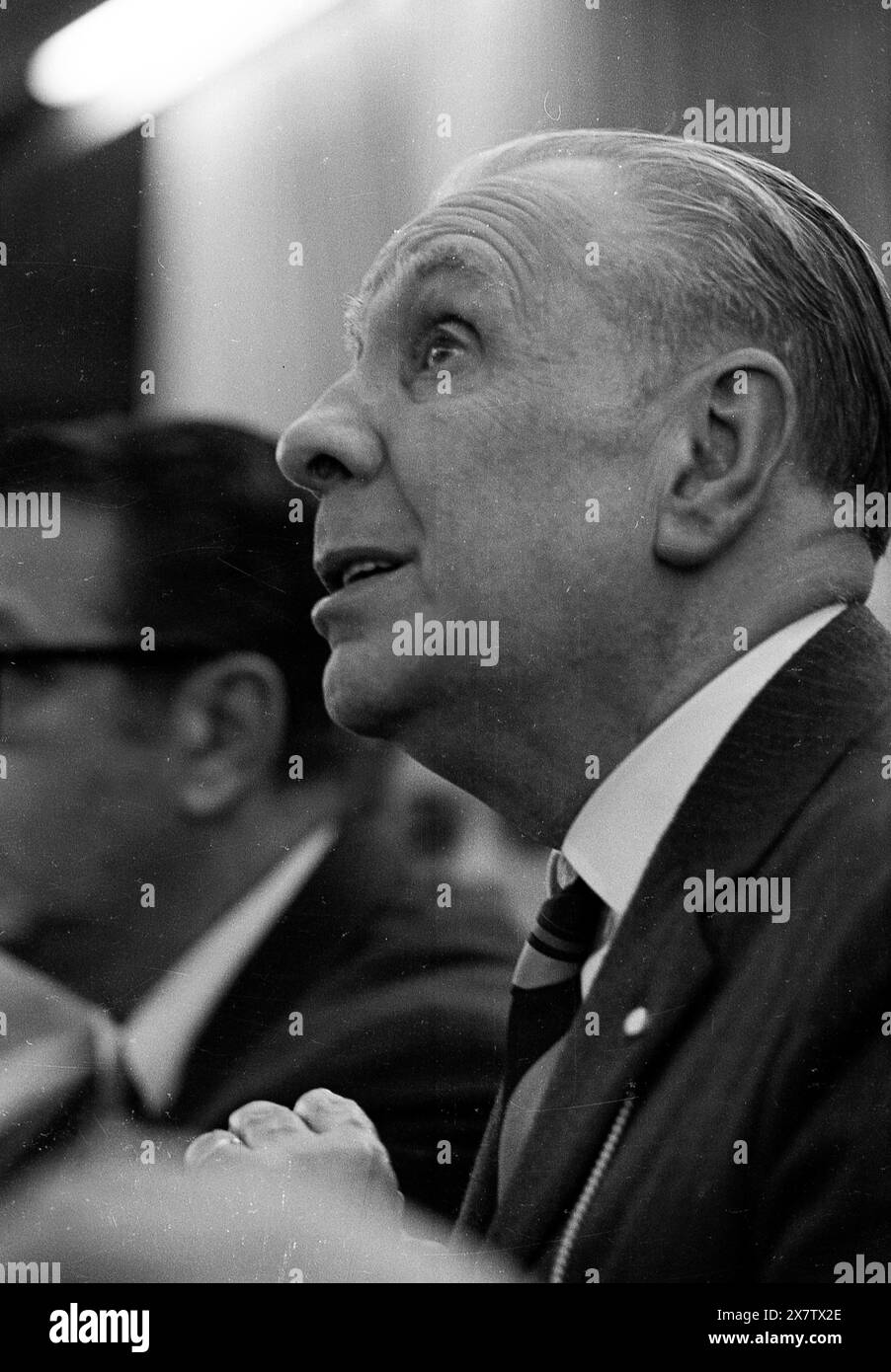 Jorge Luis Borges, argentinischer Schriftsteller, während eines Künstlertreffens in Buenos Aires am 22. August 1969. Stockfoto