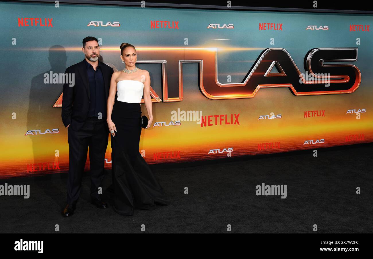 Hollywood, Kalifornien, USA. Mai 2024. (L-R) Brad Peyton und Jennifer Lopez nehmen am 20. Mai 2024 in Los Angeles, Kalifornien, an der Premiere von Netflix's 'Atlas' im Egyptian Theatre Hollywood Teil. Quelle: Jeffrey Mayer/Media Punch/Alamy Live News Stockfoto