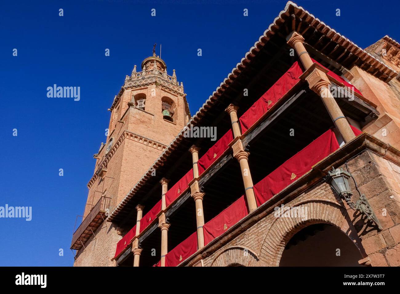 Stiftskirche Santa Maria la Mayor, Plaza Duquesa de Parcent, Ronda, Provinz Malaga, Spanien. Die Kirche aus dem 15. Jahrhundert wurde auf den Überresten der Hauptmoschee nach der katholischen Eroberung der Stadt durch die Monarcas errichtet. Stockfoto