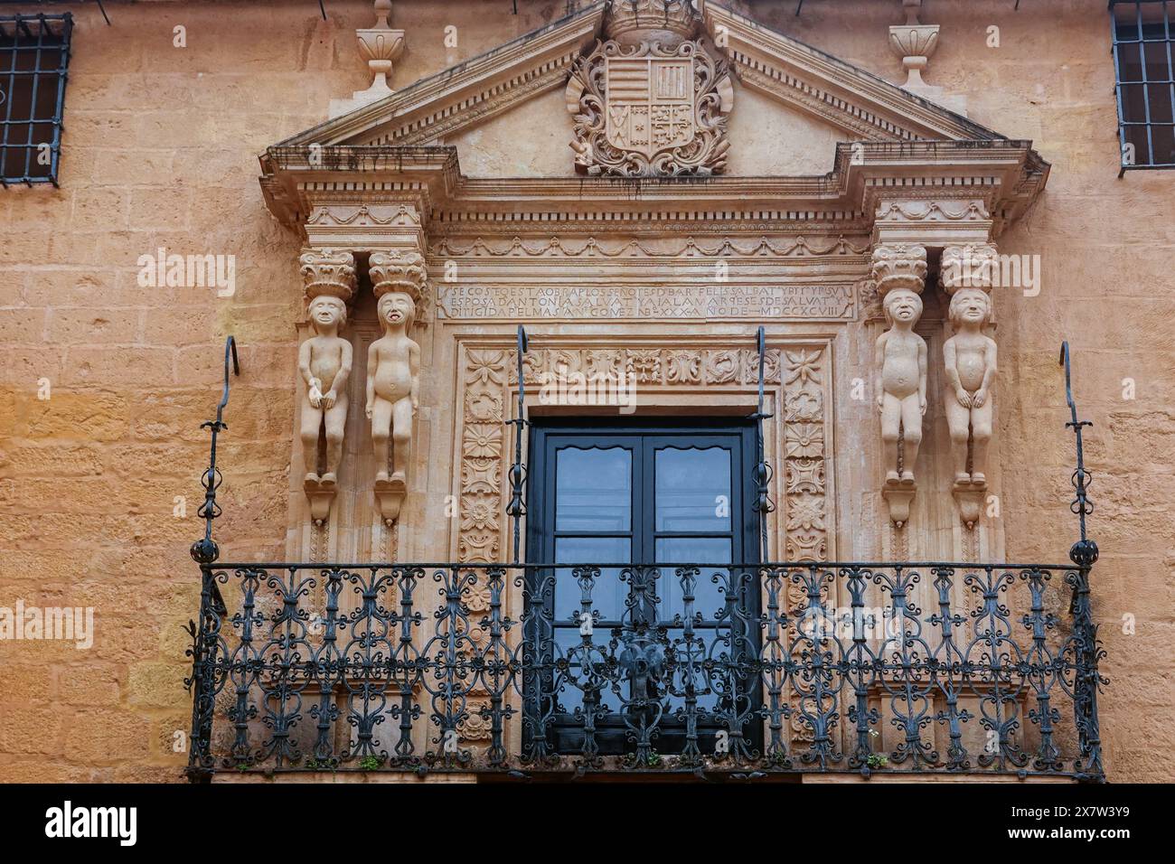 Inka-Figuren zieren die Fassade des Palacio de Salvatierra in Ronda, Provinz Malaga, Spanien. Der Palast wurde 1485 von Don Vasco Martin de Salvatierra eingenommen und ist bis heute Wohnsitz der Familie. Stockfoto