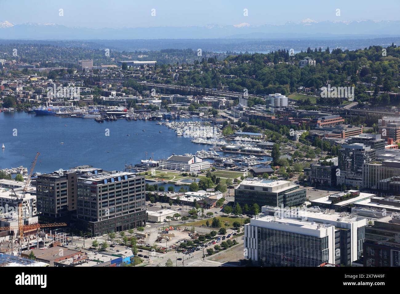 Blick nordwestlich von Space Needle, Seattle Center, Seattle, Elliott Bay, Puget Sound, Washington State, USA, Golf von Alaska, Nordamerika Stockfoto