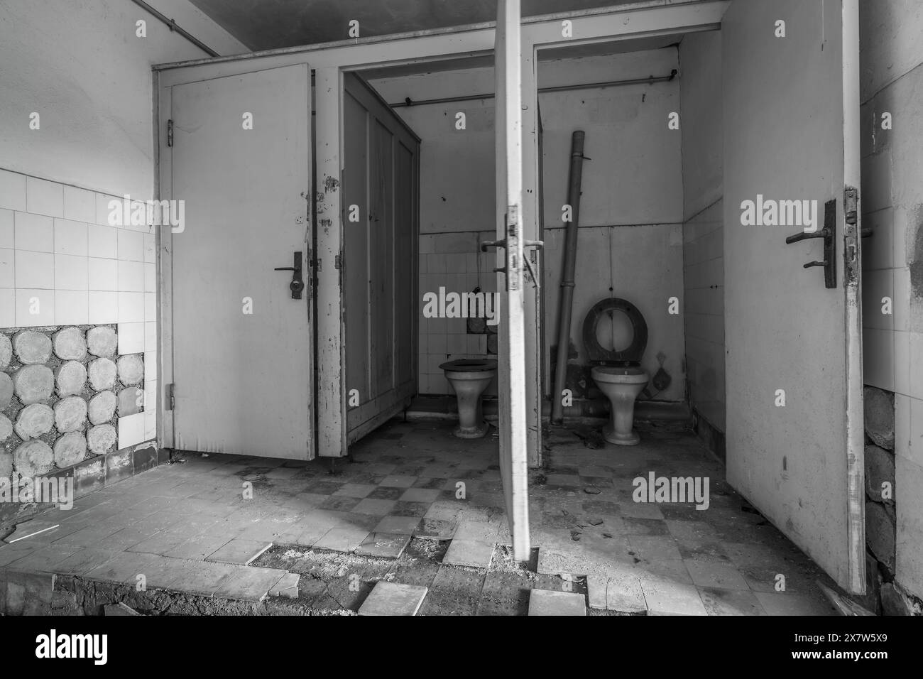 Schmutzige Toiletten in einem verlassenen Gebäude Stockfoto