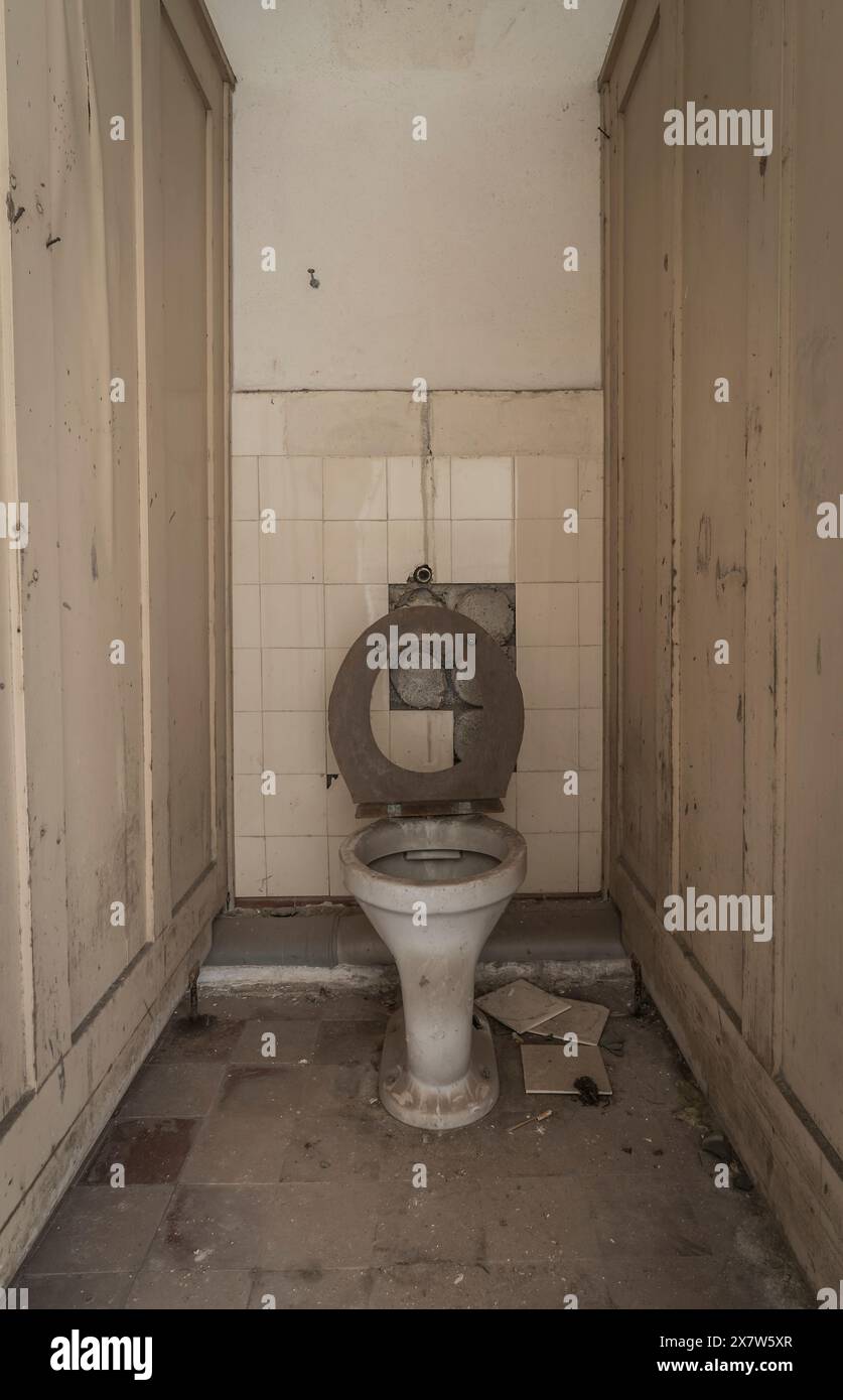 Schmutzige Toiletten in einem verlassenen Gebäude Stockfoto