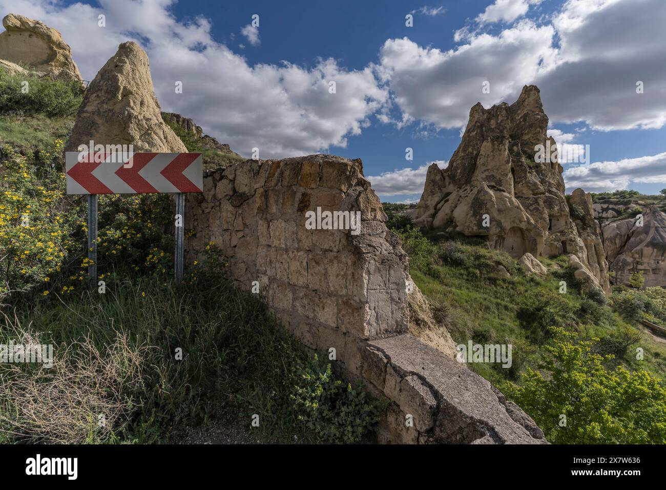 Straßen- und Felsformation in kappadokien Stockfoto
