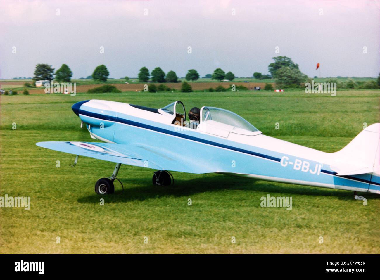 Isaacs Spitfire G-BBJI auf der Shuttleworth Airshow im Jahr 1981. Die Isaacs Spitfire ist ein einsitziges Sportflugzeug, das von John O. Isaacs, einem ehemaligen Supermarine-Mitarbeiter, als Nachbildung eines Supermarine Spitfire im Maßstab 6/10. Entwickelt wurde. G-BBJI wurde 1975 gebaut und wurde bei John O. Isaacs registriert, bevor er 1980 nach Raymond Tyler überging Stockfoto