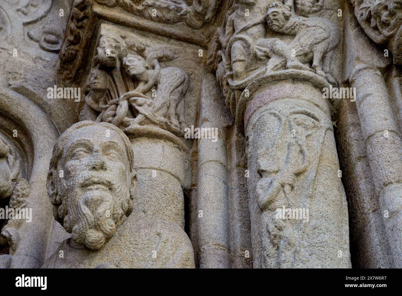 Skulpturen in einem Tor der Kathedrale von Ourense, Spanien Stockfoto