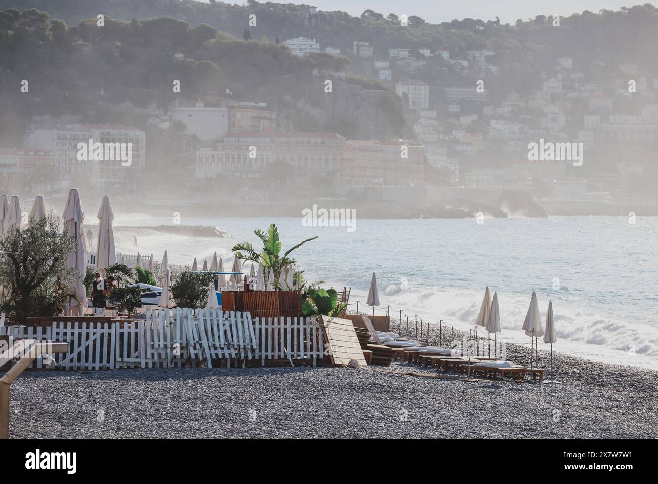 Nizza, Frankreich - 29.09.2022 : schöner Strand am Ende der Saison, morgens Nebel Stockfoto