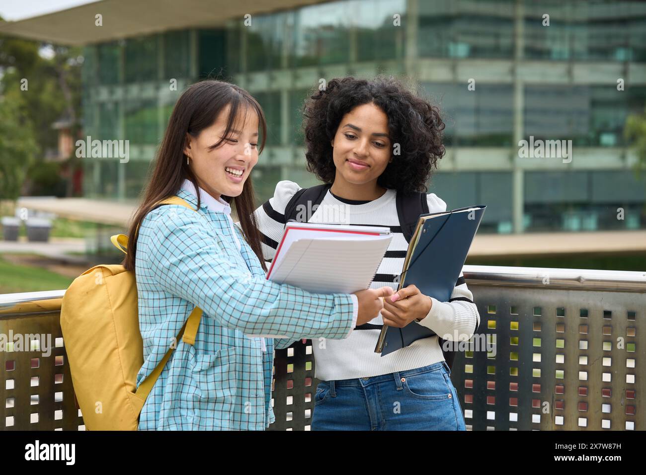 Studenten teilen Notizen außerhalb der Universität Stockfoto