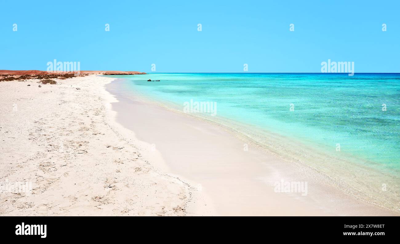 Schöner Sandstrand mit türkisfarbenem Wasser, Ägypten. Stockfoto
