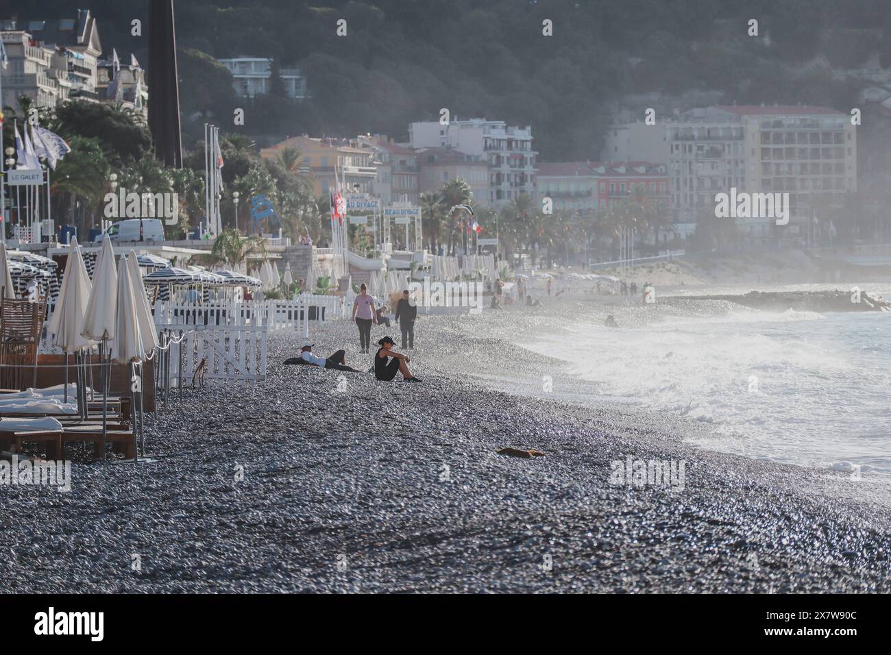 Nizza, Frankreich - 29.09.2022 : schöner Strand am Ende der Saison, morgens Nebel Stockfoto