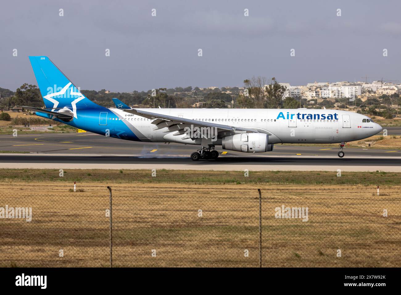 Air Transat Airbus A330-243 (REG: C-GUBT) kommt aus Kanada zur Wartung an. Stockfoto
