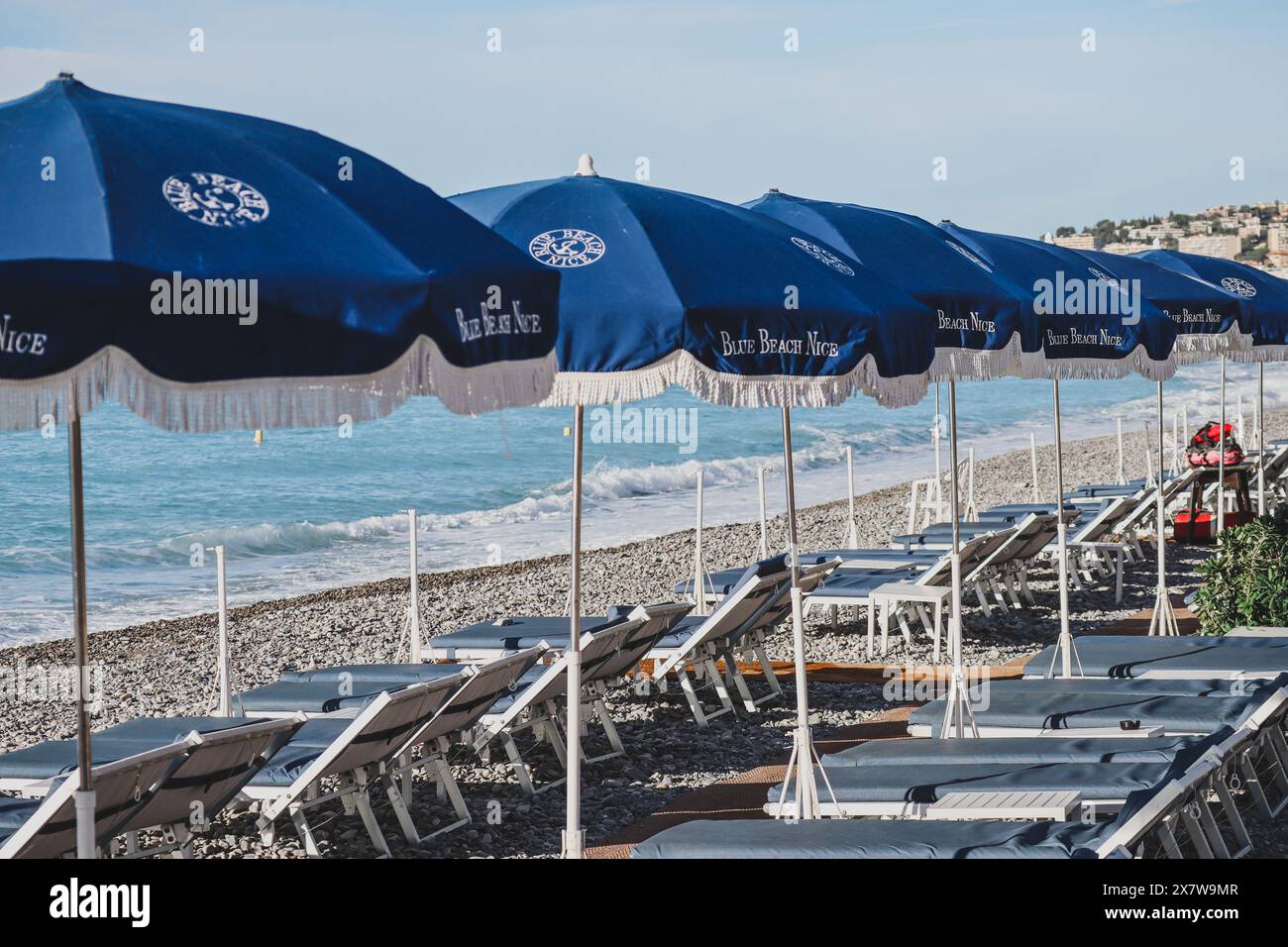 Nizza, Frankreich - 29.09.2022 : geöffnete Sonnenschirme am Blue Beach Nizza und Liegestühle am Ufer des Mittelmeers Stockfoto