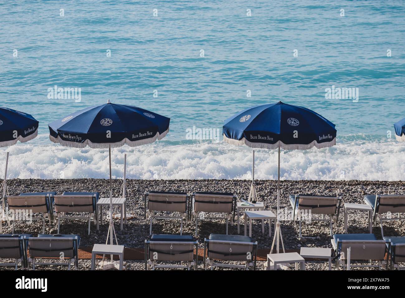 Nizza, Frankreich - 29.09.2022 : geöffnete Sonnenschirme am Blue Beach Nizza und Liegestühle am Ufer des Mittelmeers Stockfoto