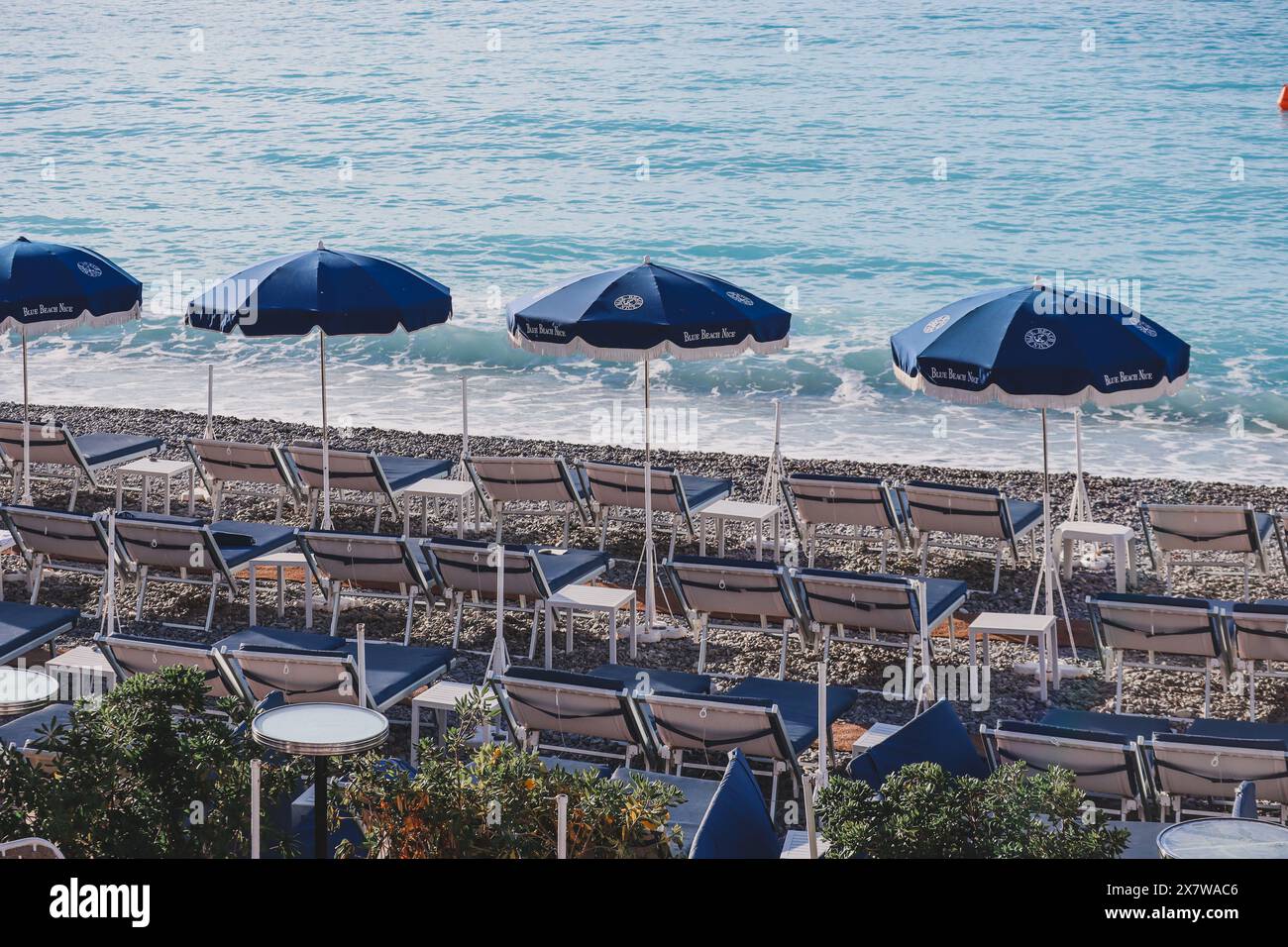 Nizza, Frankreich - 29.09.2022 : geöffnete Sonnenschirme am Blue Beach Nizza und Liegestühle am Ufer des Mittelmeers Stockfoto