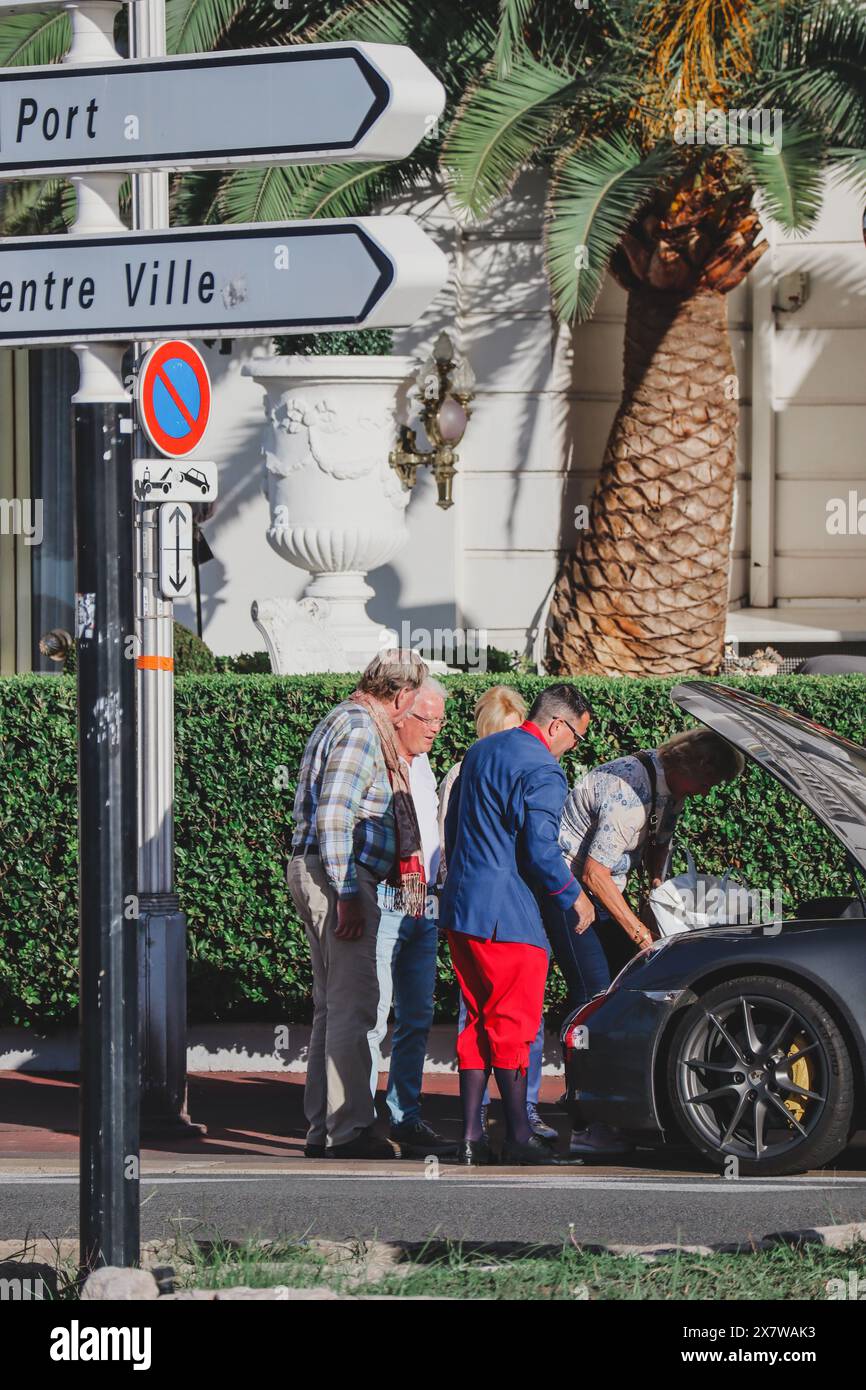 Nizza, Frankreich - 29.09.2022 : der Portier des Hotels Negresco hilft den Gästen, das Gepäck in das Auto zu laden Stockfoto