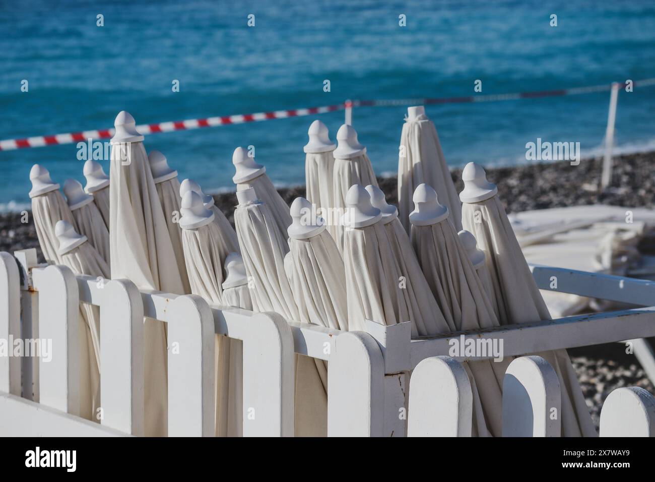 Sonnenschirme am Strand geschlossen am Morgen, am Ende der Saison Stockfoto