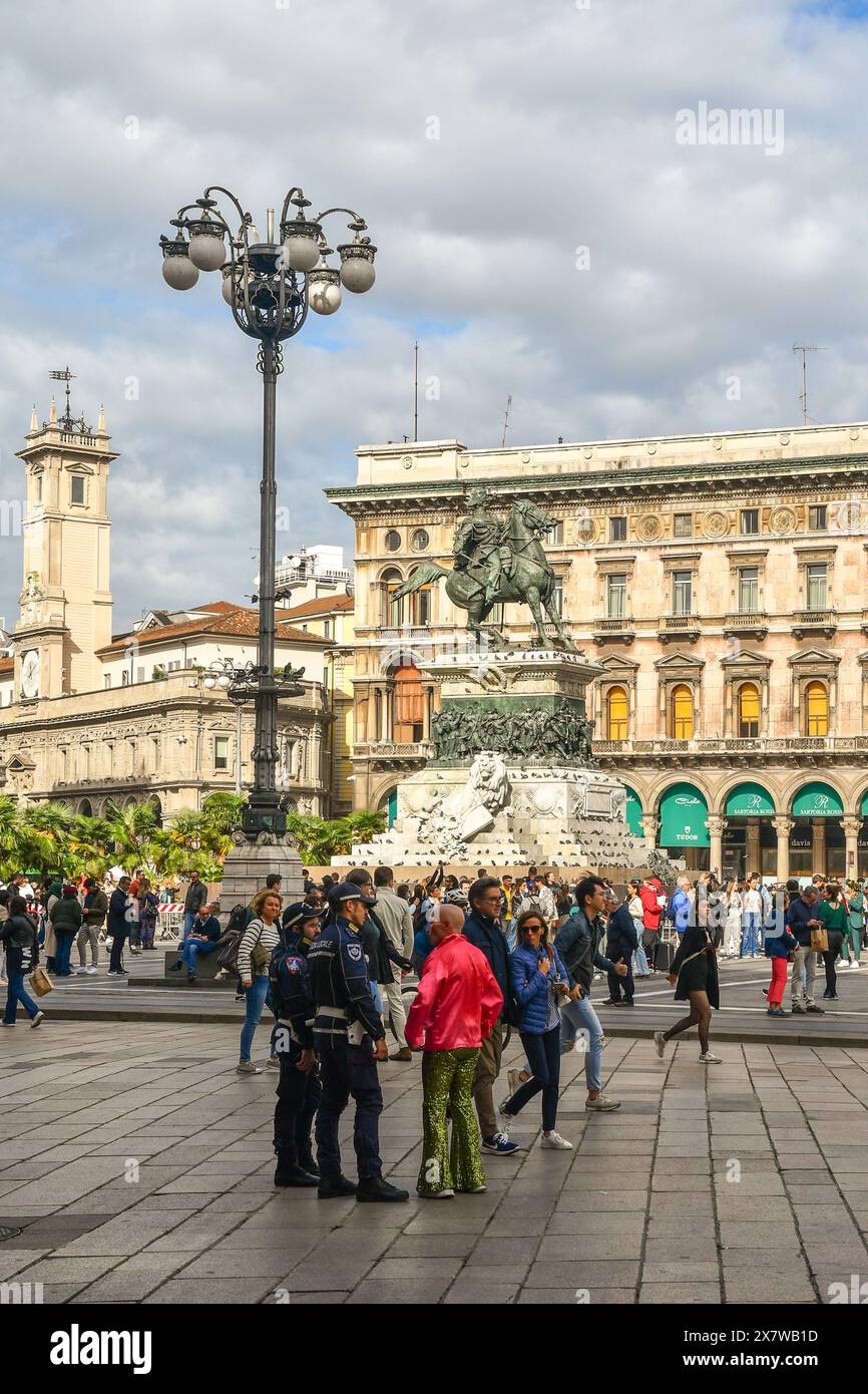 Polizeibeamte unterhalten sich mit dem Straßenkünstler Salvo the Best, der jeden Tag im Stadtzentrum von Mailand, Lombardei, Italien, tanzt Stockfoto