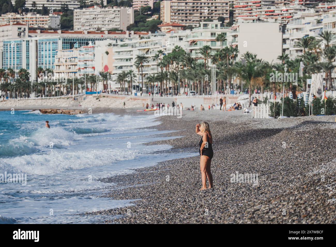 Nizza, Frankreich - 29.09.2022 : eine ältere Dame macht sich morgens auf das Schwimmen im Meer vorbereitet Stockfoto