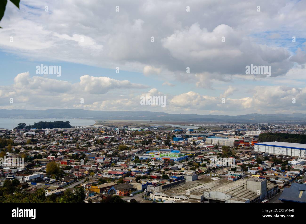 Landschaftsansicht des Stadthafens von Talcahuano, Süd-Chile, Blick nach Osten, mit den Küstenketten am Horizont Stockfoto