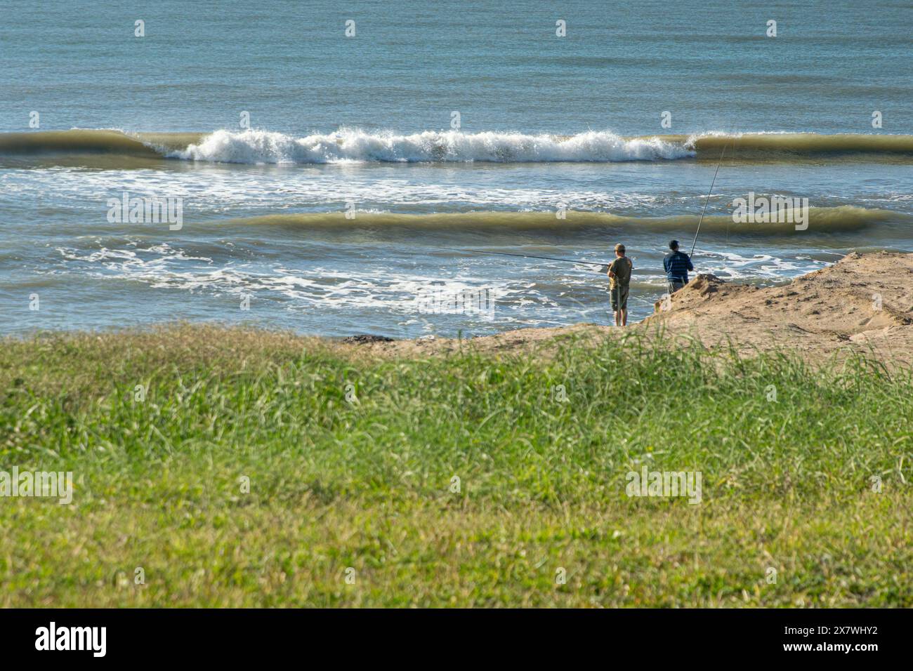 Fischer fischen in der Nähe der Küste Stockfoto