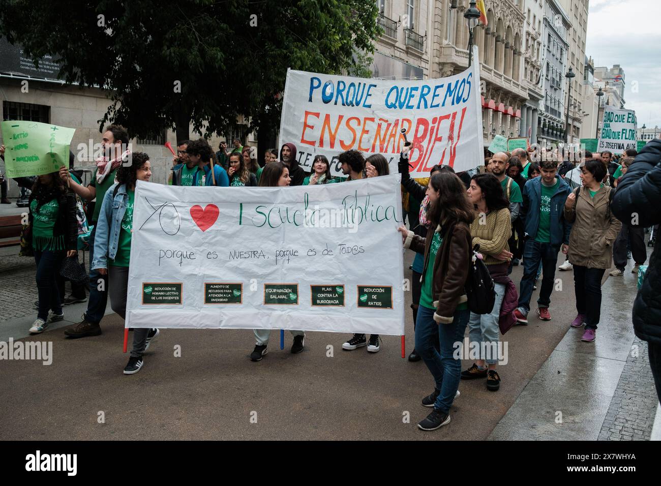 Dutzende von Menschen protestieren während einer Emonstration für öffentliche Bildung im Zentrum von Madrid am 21. Mai 2024 in Madrid, Spanien. Stockfoto