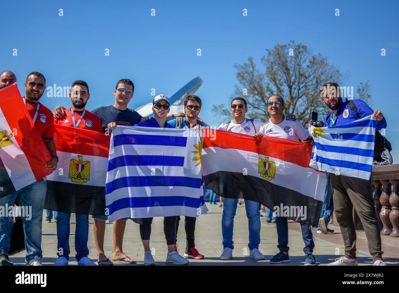 Eine Gruppe von Fans aus Uruguay und Ägypten feiert beim FIFA Fan fest in Moskau bei der Weltmeisterschaft 2018 Stockfoto
