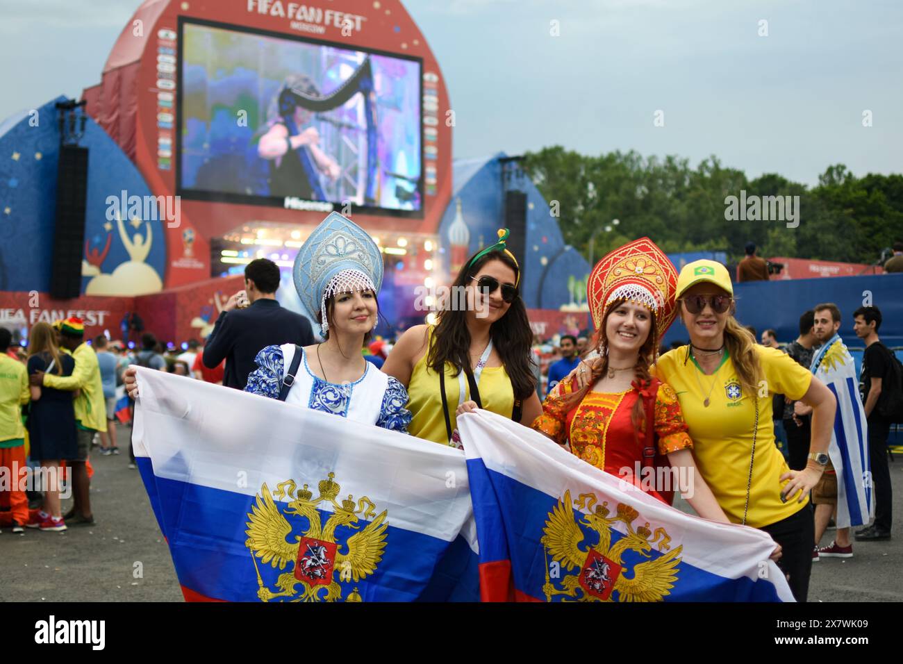 Mädchen aus Brasilien und Russland mit russischer Flagge und traditionellem Festkostüm beim FIFA Fan fest an der Sparrow Hills State University Stockfoto