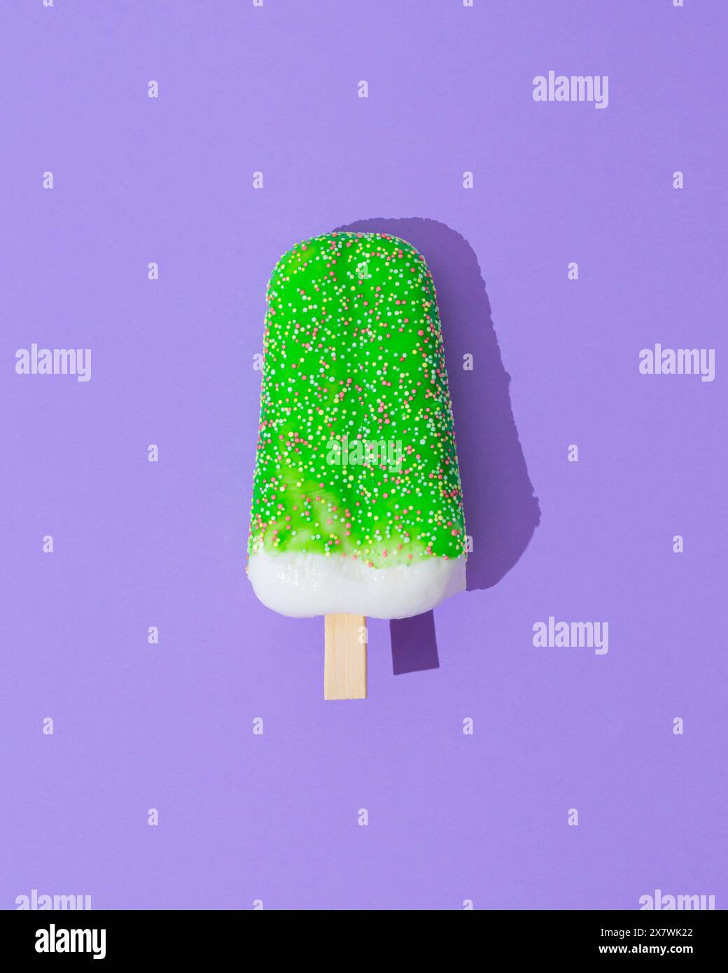 Grün glasiertes Eis-Eis-Eis auf hellviolettem Hintergrund. Minimales Sommerkonzept. Eisästhetik. Flache Lagen. Stockfoto