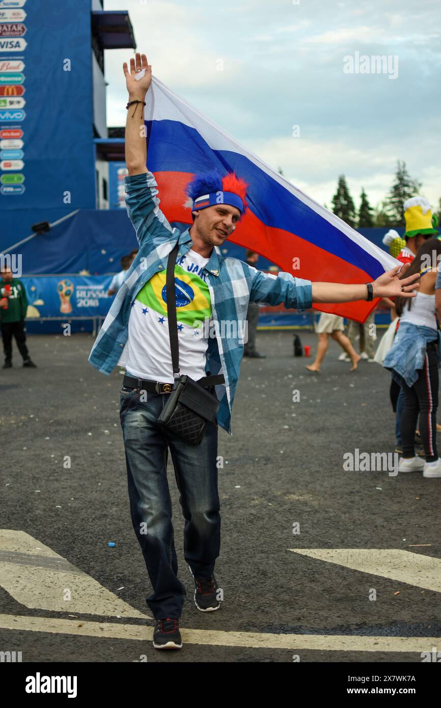 Mann mit russischer Flagge und brasilianischem Trikot beim FIFA Fan fest an der Sparrow Hills State University in Moskau bei der Weltmeisterschaft 2018 Stockfoto