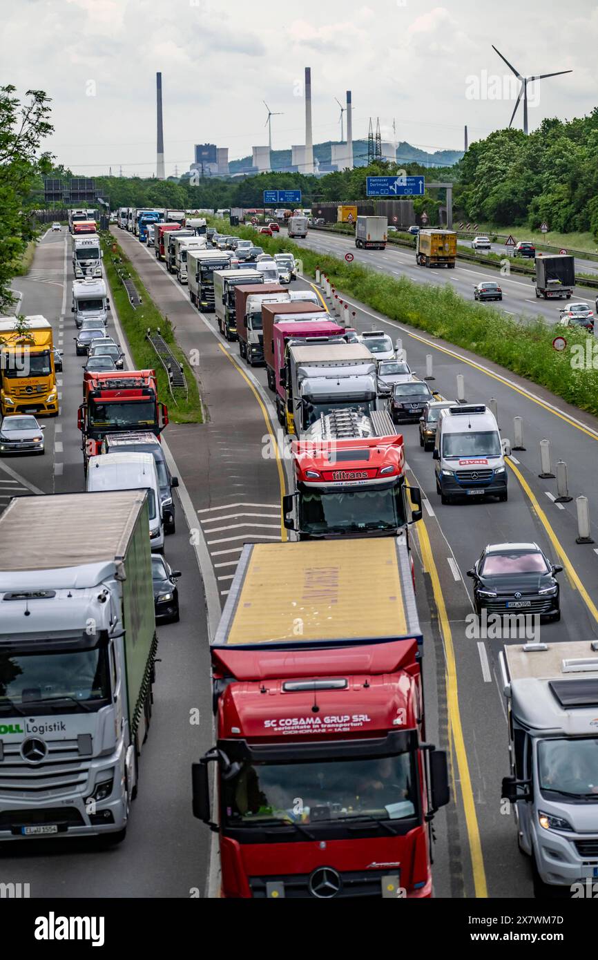 Stau auf der Autobahn A2 bei Bottrop, hinter dem Autobahndreieck Bottrop, in Richtung Oberhausen, wegen einer langfristigen Baustelle, Erneuerung der Fahrbahnen, Reduzierung der Fahrspuren von 4, inkl. Auffahrt von der A31, auf 2 Spuren, täglicher Stau, im Hintergrund das UNIPER Kohlekraftwerk Gelsenkirchen Scholven, NRW, Deutschland Stau A2 *** Verkehrsstau auf der Autobahn A2 bei Bottrop, hinter dem Autobahnkreuz Bottrop, in Richtung Oberhausen, wegen einer langfristigen Baustelle, Erneuerung der Fahrspuren, Reduzierung der Fahrspuren von 4, inkl. Zugang von der A31 zu 2 Fahrspuren, täglicher Verkehr Stockfoto