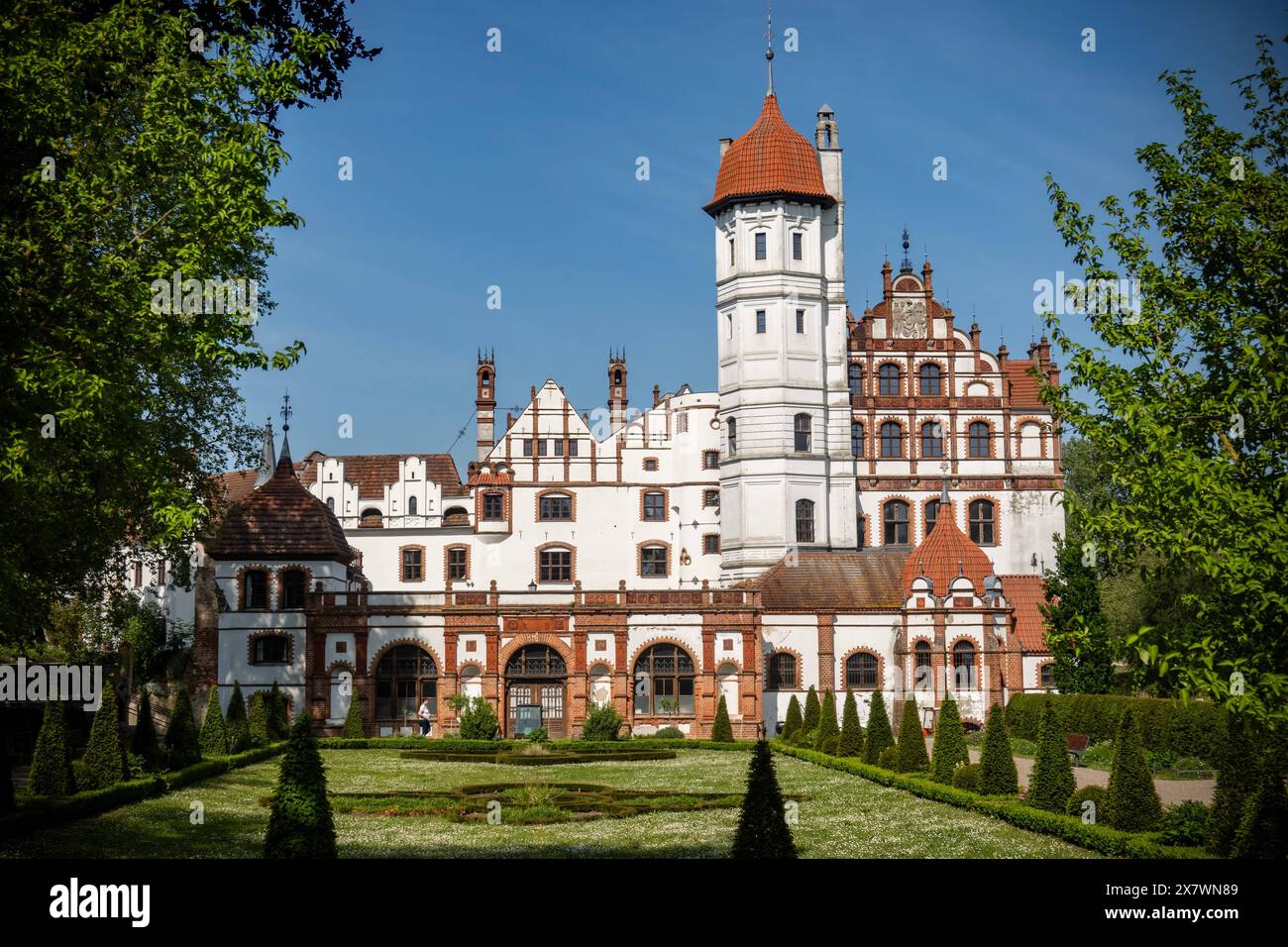 Das Schloss in Basedow in Mecklenburg-Vorpommern am 21. Mai 2024. Reiseziel Mecklenburg-Vorpommern *** das Schloss Basedow in Mecklenburg-Vorpommern am 21. Mai 2024 Ziel Mecklenburg-Vorpommern Stockfoto