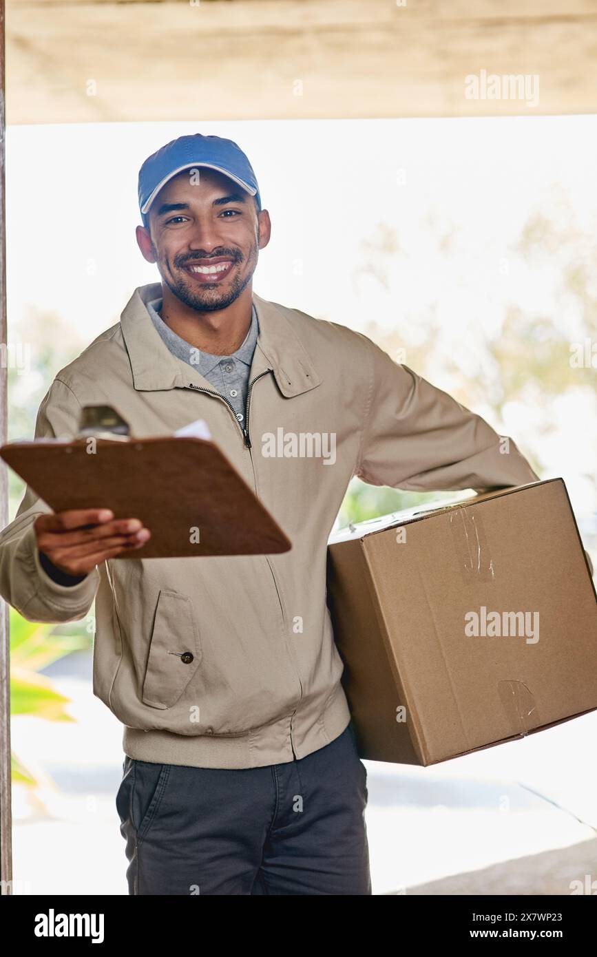 Porträt, Liefermann und Klemmbrett mit Box für Online-Shopping, E-Commerce-Bestellungen und Kurierdienste. Glückliche männliche Person und Paket für Stockfoto