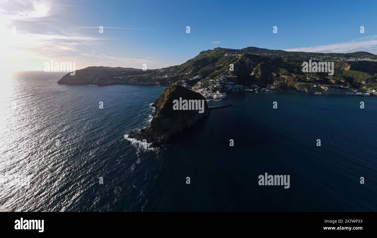 Horizontales Panoramafoto von Sant'Angelo di Ischia und der Küste von Ischia, Golf von Neapel, Italien Stockfoto