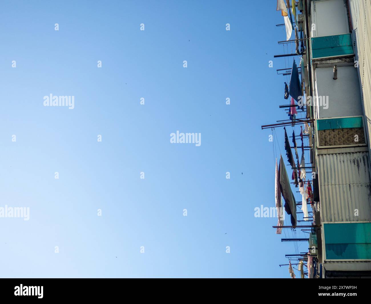 Die Wäsche wird an den Leinen getrocknet. Blick aus einem ungewöhnlichen Winkel. Balkone von Anwohnern. Asiatisches Leben. Stockfoto